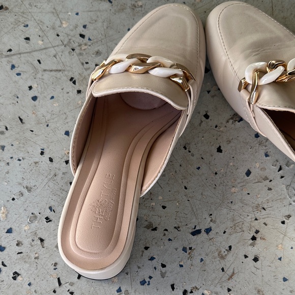 Elegant Nude Mules with Gold and Cream Chain - Picture 6 of 6